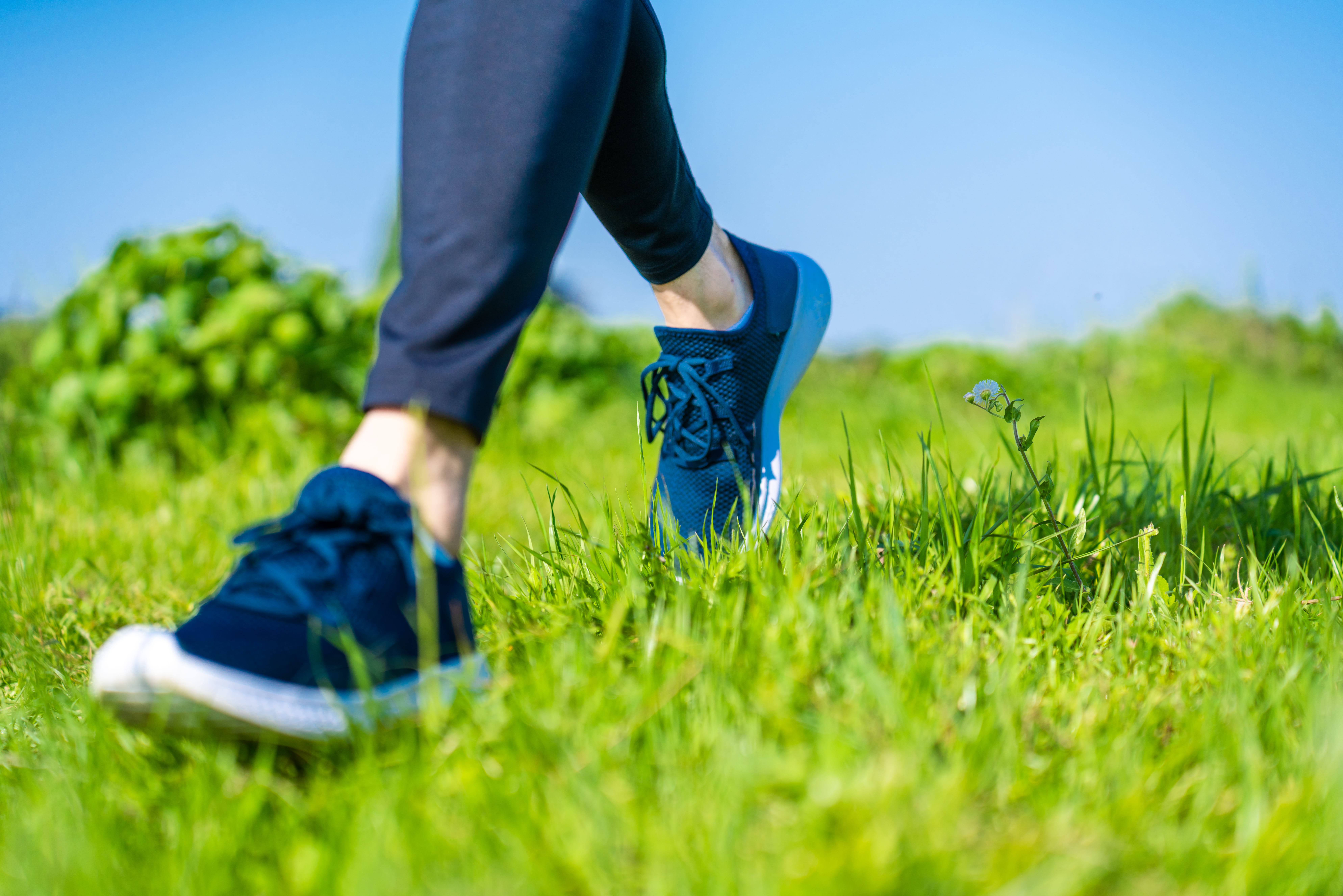 スニーカーで歩く人